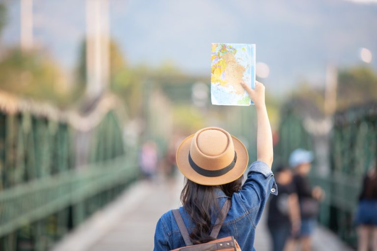 Mujer viajando gratis con wipuu
