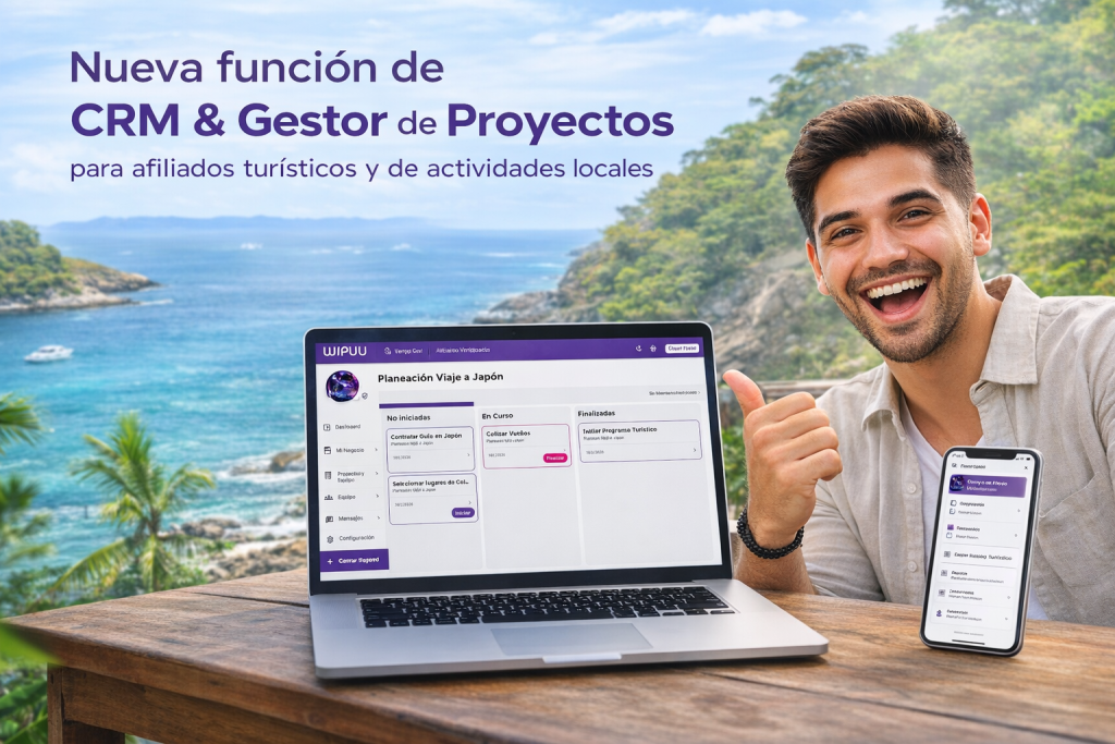Agente turístico latino sonriente utilizando la nueva función de CRM y gestor de proyectos de WIPUU en una laptop y smartphone, con interfaz de la plataforma visible.