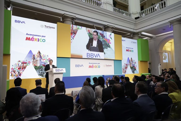 Josefina Rodríguez Zamora, secretaria de Turismo de México, durante su participación en el Foro Turismo e Inversión en Madrid junto a directivos de BBVA México