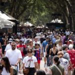 Turismo 2026: turistas caminando por las Ramblas de Barcelona en temporada alta