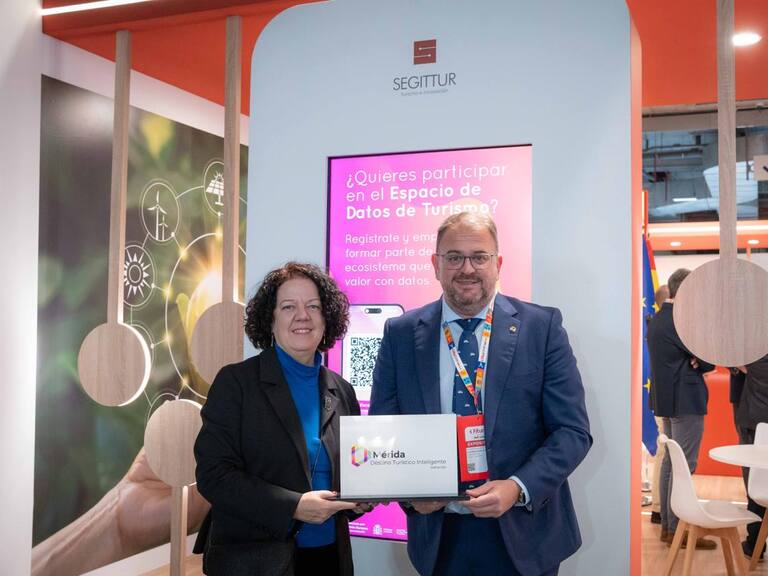 Destino Turístico Inteligente Mérida: alcalde Antonio Rodríguez Osuna recibe distintivo en FITUR 2026