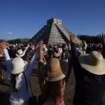 Equinoccio de primavera 2026: turistas en la Zona Arqueológica de Chichén Itzá para recibir el cambio de estación