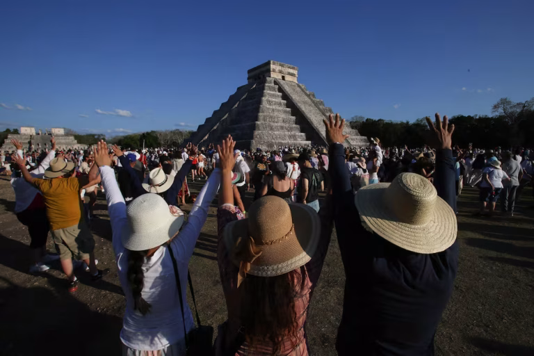 Equinoccio de primavera 2026: turistas en la Zona Arqueológica de Chichén Itzá para recibir el cambio de estación