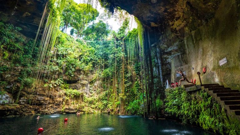 Turistas internacionales llegando al Aeropuerto Internacional de Cancún en enero de 2026, reflejando el récord histórico de visitantes en México