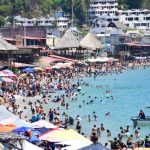 Guerrero turismo mayo 2026: turistas disfrutando de la playa de Acapulco durante el fin de semana largo