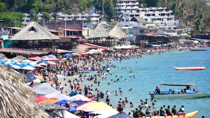 Guerrero turismo mayo 2026: turistas disfrutando de la playa de Acapulco durante el fin de semana largo